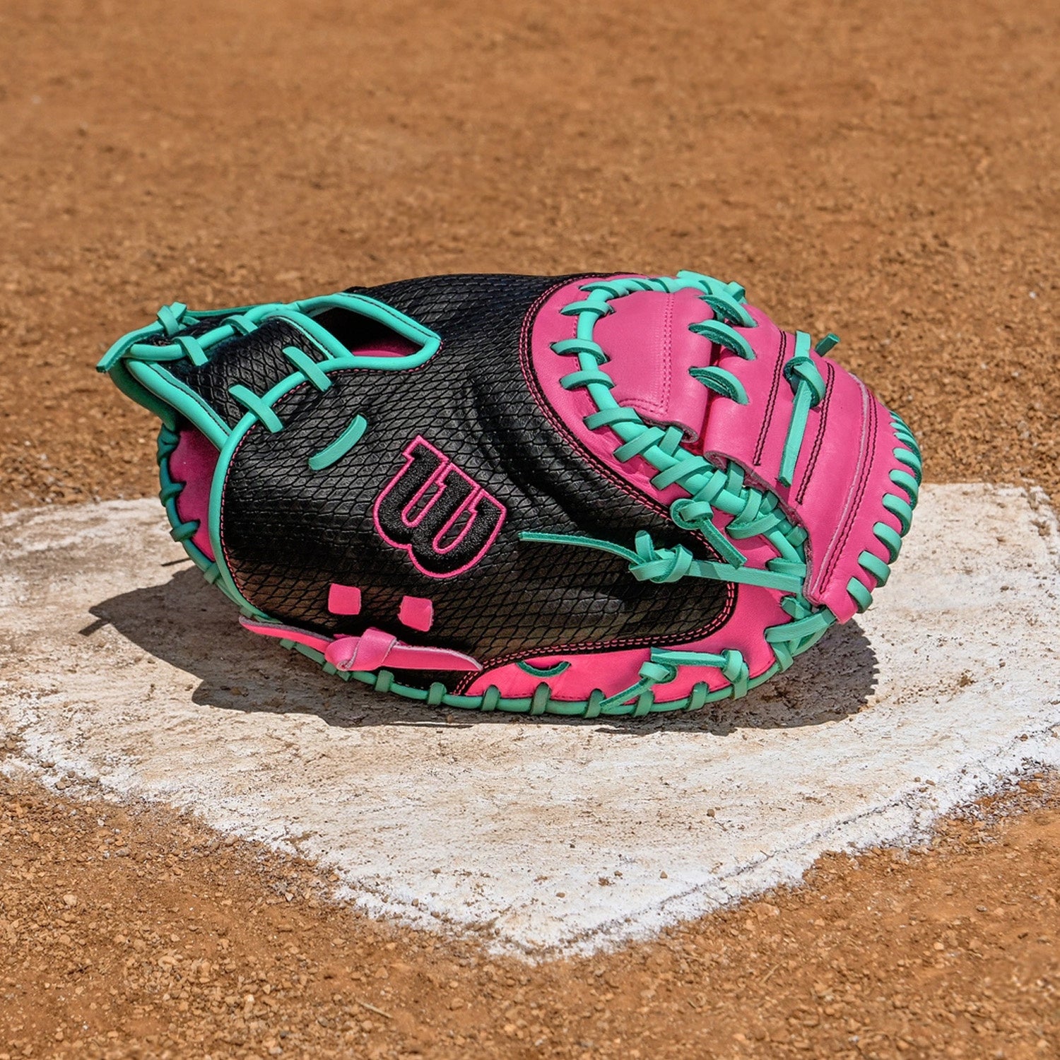Wilson 2026 A1000 CM33 SuperSnakeSkin 33" Catcher's Baseball Glove